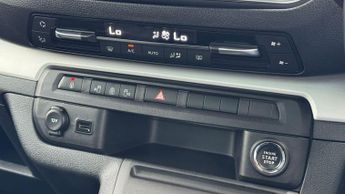Vauxhall Vivaro Life 2.0 Turbo D Elite L MPV 5dr Diesel Auto LWB Euro 6 (s/s) (8 Seat