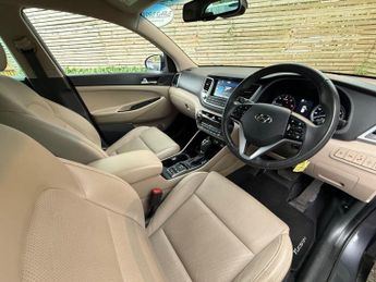 HYUNDAI TUCSON 2.0 CRDi Premium SUV 5dr Diesel Auto 4WD Euro 6 (136 ps) 12 MONT
