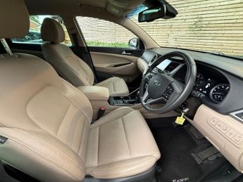 HYUNDAI TUCSON 2.0 CRDi Premium SUV 5dr Diesel Auto 4WD Euro 6 (136 ps) 12 MONT