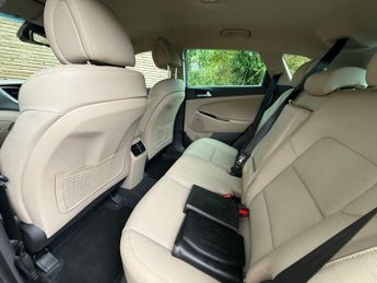 HYUNDAI TUCSON 2.0 CRDi Premium SUV 5dr Diesel Auto 4WD Euro 6 (136 ps) 12 MONT
