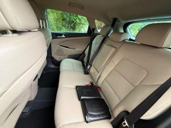 HYUNDAI TUCSON 2.0 CRDi Premium SUV 5dr Diesel Auto 4WD Euro 6 (136 ps) 12 MONT