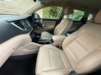 HYUNDAI TUCSON 2.0 CRDi Premium SUV 5dr Diesel Auto 4WD Euro 6 (136 ps) 12 MONT
