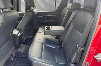 Toyota Hilux 2.4 D-4D Invincible X Auto 4WD Euro 6 4dr (TSS, 3.5t)