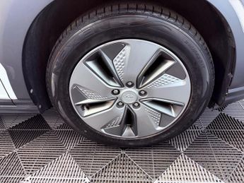 Hyundai KONA 64kWh Premium SE Auto 5dr (7kW Charger)