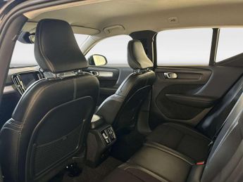 Volvo XC40 2.0 T4 Momentum SUV 5dr Petrol Auto AWD Euro 6 (s/s) (190 ps)