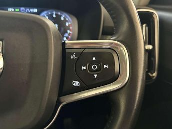 Volvo XC40 2.0 T4 Momentum SUV 5dr Petrol Auto AWD Euro 6 (s/s) (190 ps)