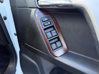 Toyota Land Cruiser 2.8D Invincible Auto 4WD Euro 6 5dr (7 Seats)