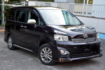 Toyota Voxy 2.0 ZS Kiramaki 2 - Swivel Centre Seats