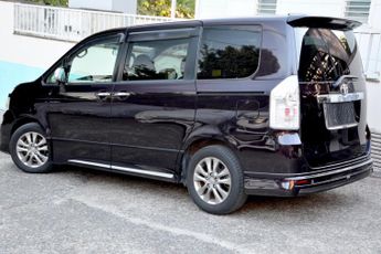 Toyota Voxy 2.0 ZS Kiramaki 2 - Swivel Centre Seats