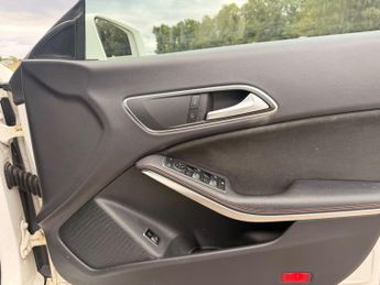 Mercedes-Benz CLA 1.6 CLA180 AMG Line Edition Coupe 7G-DCT Euro 6 (s/s) 4dr