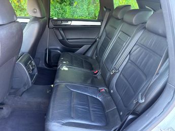 Volkswagen Touareg 3.0 TDI V6 BlueMotion Tech R-Line Tiptronic 4WD Euro 5 (s/s) 5dr