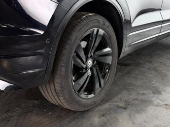 Volkswagen Touareg 3.0 TDI V6 R-Line Tech SUV 5dr Diesel Tiptronic 4Motion Euro 6 (