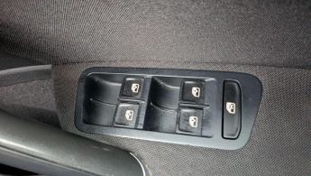 Volkswagen e-Golf 35.8kWh e-Golf Auto 5dr