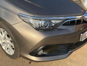 Toyota Auris 1.8 VVT-h Business Edition CVT Euro 6 (s/s) 5dr (Safety Sense)