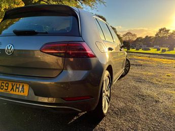 Volkswagen e-Golf 35.8kWh e-Golf Auto 5dr