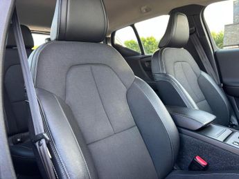 Volvo XC40 2.0 T4 Momentum Auto AWD Euro 6 (s/s) 5dr