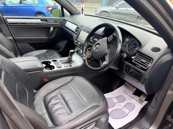 Volkswagen Touareg 3.0 TDI V6 BlueMotion Tech R-Line Tiptronic 4WD Euro 6 (s/s) 5dr