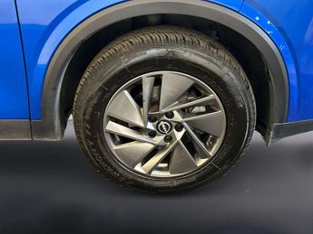 Nissan Qashqai 1.3 DIG-T MHEV Acenta Premium SUV 5dr Petrol Hybrid XTRON Euro 6