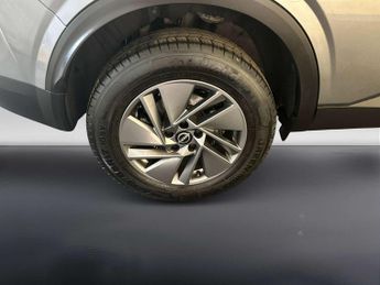 Nissan Qashqai 1.3 DIG-T MHEV Acenta Premium SUV 5dr Petrol Hybrid XTRON Euro 6