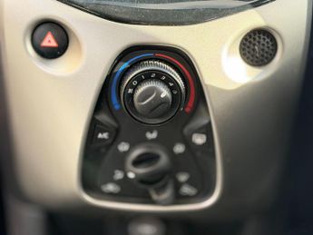Toyota AYGO 1.0 VVT-i x-play x-shift Euro 5 5dr Euro 5