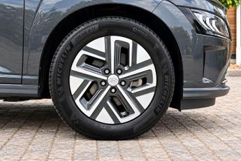 Hyundai KONA 39kWh Premium SUV 5dr Electric Auto (10.5kW Charger) (136 ps)