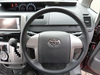 Toyota Voxy XL Model 2.0i Auto