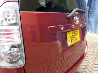 Toyota Voxy XL Model 2.0i Auto