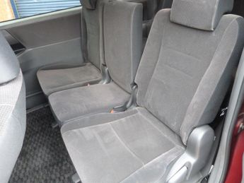 Toyota Voxy XL Model 2.0i Auto