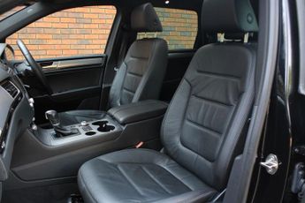 Volkswagen Touareg 3.0 TDI V6 BlueMotion Tech R-Line Tiptronic 4WD Euro 6 (s/s) 5dr