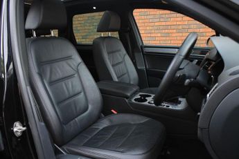 Volkswagen Touareg 3.0 TDI V6 BlueMotion Tech R-Line Tiptronic 4WD Euro 6 (s/s) 5dr