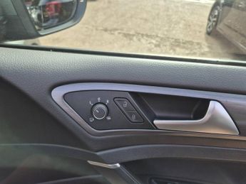 Volkswagen Golf 99kW e-Golf 35kWh 5dr Auto