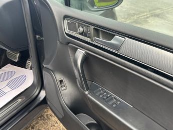 VOLKSWAGEN TOUAREG 3.0 V6 R-LINE TDI BLUEMOTION TECHNOLOGY 5DR Automatic