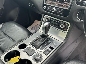 VOLKSWAGEN TOUAREG 3.0 V6 R-LINE TDI BLUEMOTION TECHNOLOGY 5DR Automatic