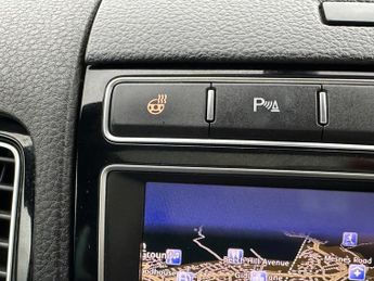 VOLKSWAGEN TOUAREG 3.0 V6 R-LINE TDI BLUEMOTION TECHNOLOGY 5DR Automatic