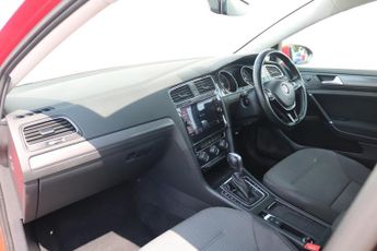 VOLKSWAGEN GOLF SE NAVIGATION TDI BL 1.6 SE NAVIGATION TDI BLUEMOTION TECHNOLOGY DSG 5DR Semi Automat