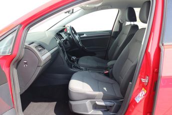 VOLKSWAGEN GOLF SE NAVIGATION TDI BL 1.6 SE NAVIGATION TDI BLUEMOTION TECHNOLOGY DSG 5DR Semi Automat