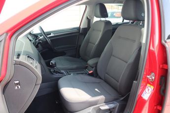 VOLKSWAGEN GOLF SE NAVIGATION TDI BL 1.6 SE NAVIGATION TDI BLUEMOTION TECHNOLOGY DSG 5DR Semi Automat