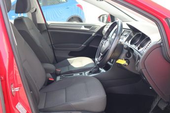 VOLKSWAGEN GOLF SE NAVIGATION TDI BL 1.6 SE NAVIGATION TDI BLUEMOTION TECHNOLOGY DSG 5DR Semi Automat