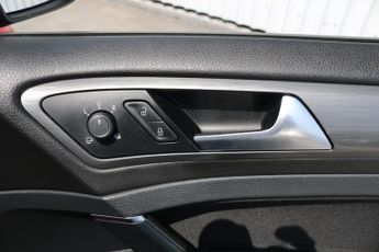 VOLKSWAGEN GOLF SE NAVIGATION TDI BL 1.6 SE NAVIGATION TDI BLUEMOTION TECHNOLOGY DSG 5DR Semi Automat
