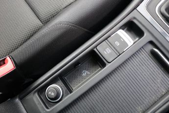 VOLKSWAGEN GOLF SE NAVIGATION TDI BL 1.6 SE NAVIGATION TDI BLUEMOTION TECHNOLOGY DSG 5DR Semi Automat