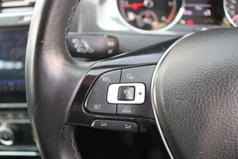 VOLKSWAGEN GOLF SE NAVIGATION TDI BL 1.6 SE NAVIGATION TDI BLUEMOTION TECHNOLOGY DSG 5DR Semi Automat