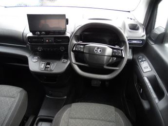 VAUXHALL COMBO LIFE DESIGN XL 5DR AUTOMATIC