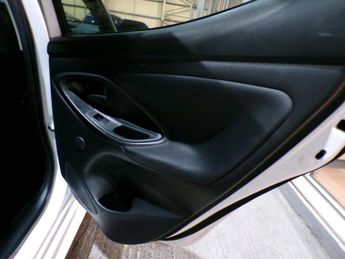 TOYOTA YARIS 1.5 DESIGN FHEV 5DR CVT