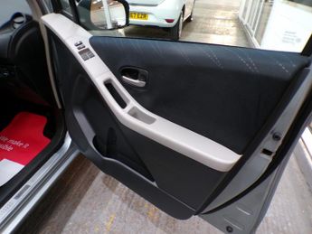 TOYOTA YARIS 1.3 SR 5DR Manual