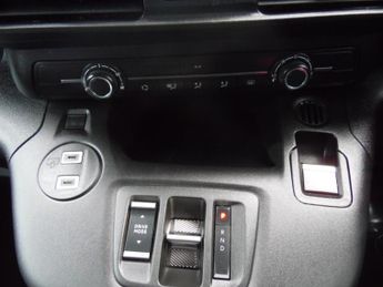 VAUXHALL COMBO LIFE DESIGN XL 5DR AUTOMATIC