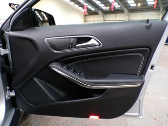 MERCEDES-BENZ GLA-CLASS 1.6 GLA 180 URBAN EDITION 5DR Automatic