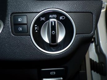 MERCEDES-BENZ GLA-CLASS 1.6 GLA 180 URBAN EDITION 5DR Automatic