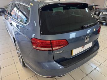 VOLKSWAGEN PASSAT 2.0 R LINE TDI BLUEMOTION TECHNOLOGY DSG 5DR Semi Automatic