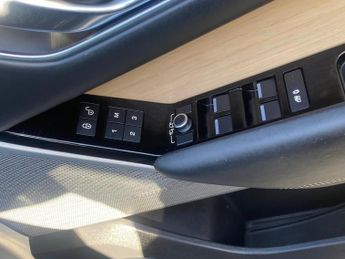 LAND ROVER RANGE ROVER VELAR 2.0 SE 5DR Automatic