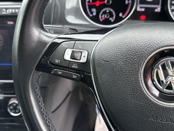 VOLKSWAGEN GOLF 1.6 SE TDI BLUEMOTION TECHNOLOGY DSG 5DR Semi Automatic